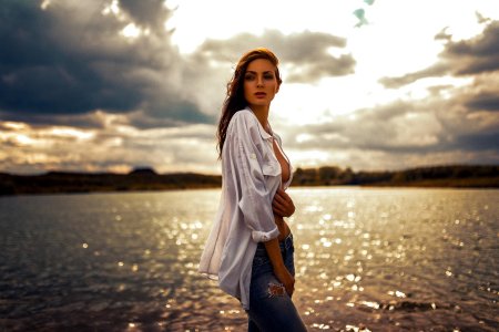 Девушка в мокрой рубашке