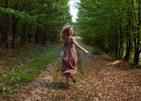 Девушка бежит по лесу