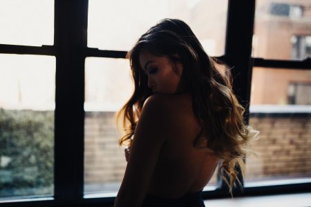 Девушка возле окна