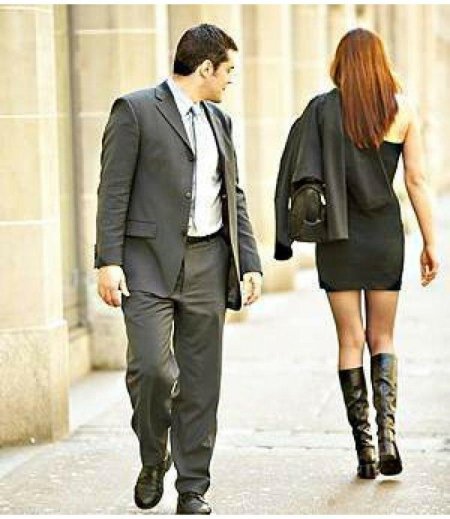 Мужчина оглядывается на девушку