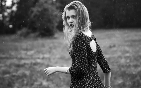 Девушка оборачивается