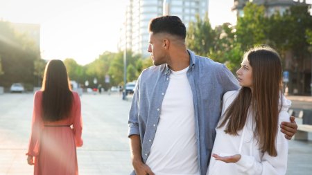 Парень оборачивается на девушку