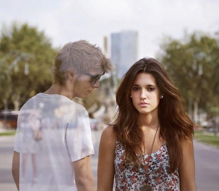 Парень оборачивается на девушку