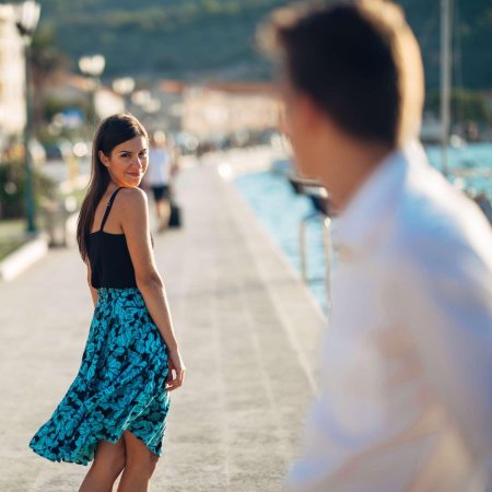 Девушка оглядывается