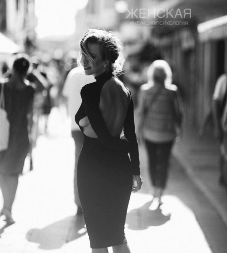 Девушка оборачивается