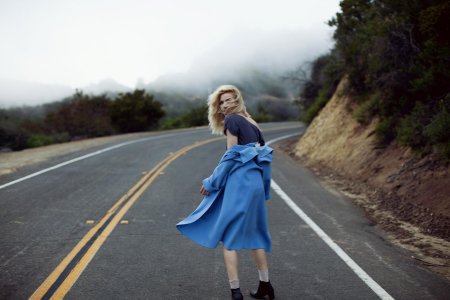 Девушка бежит в платье