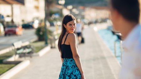 Девушка оглядывается