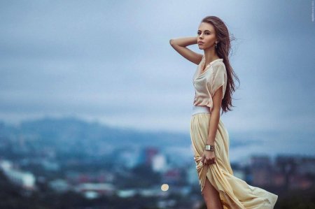 Девушка в длинном платье