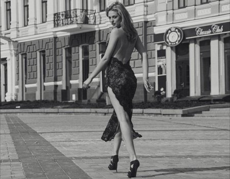 Девушка в платье