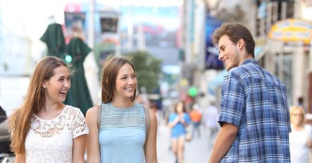 Парень оборачивается на девушку