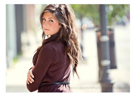 Девушка оборачивается