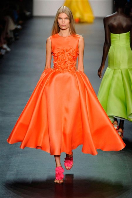 Платье оранжевого цвета