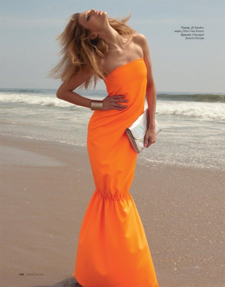 Девушка в оранжевом платье