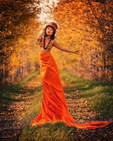 Девушка в оранжевом