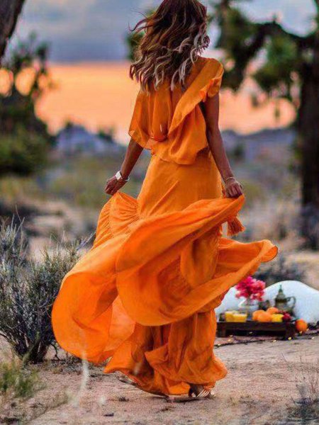 Женщина в оранжевом платье