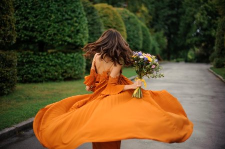 Девушка в оранжевом