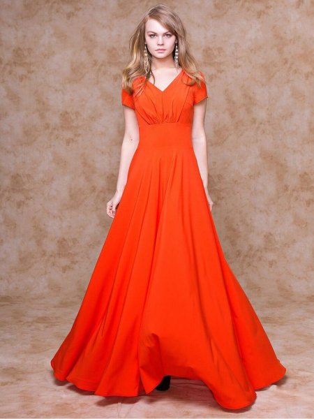Длинное оранжевое платье