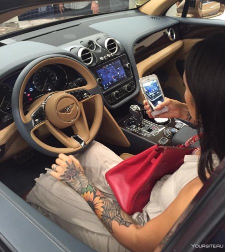 Девушка в салоне авто