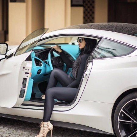 Роскошная женщина в автомобиле