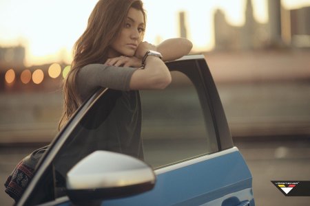 Машина и девушка