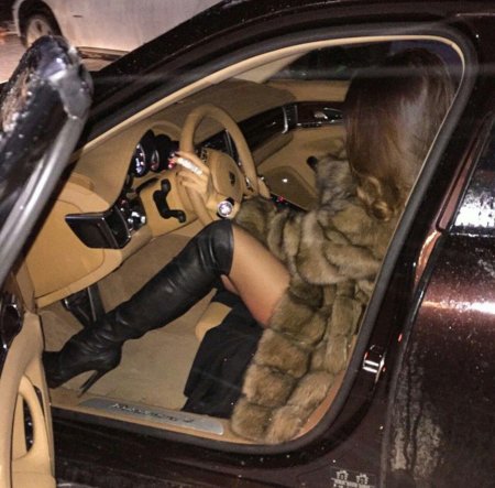 Девушка в шубе машине