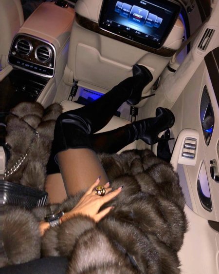 Девушка в шубе