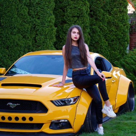 Девушка с машиной