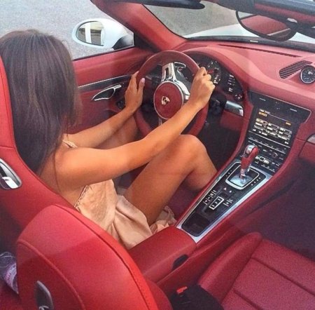 Девушка в машине