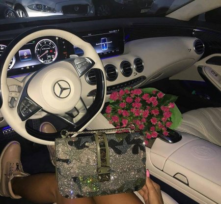 Цветы в машине