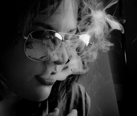 Девушки с сигаретой