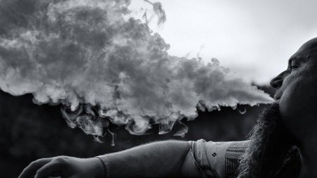 Сигарета с дымом