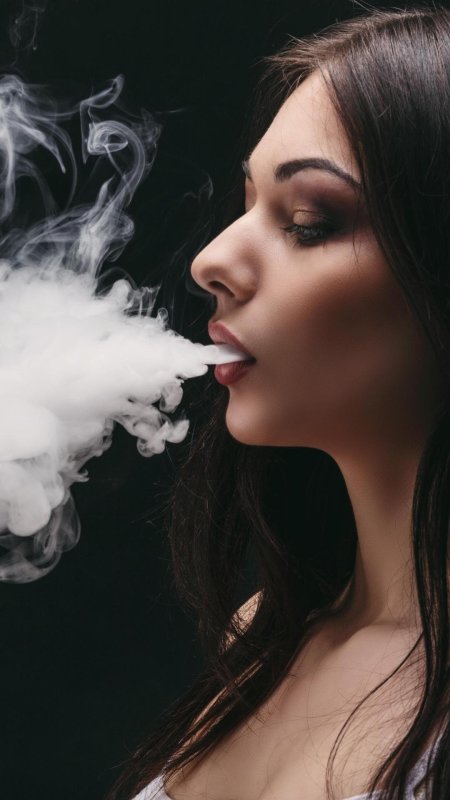 Девушка с электронной сигаретой