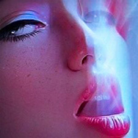 Девушка с дымом изо рта