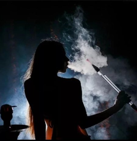 Девушка с кальяном