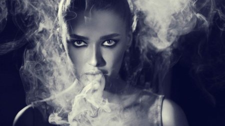 Сигарета с дымом