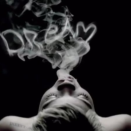 Девушка в дыму