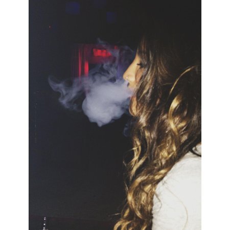 Девушка курит кальян