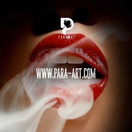 Девушки, выдыхающие дым