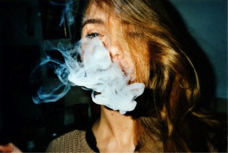 Девушка с дымом изо рта