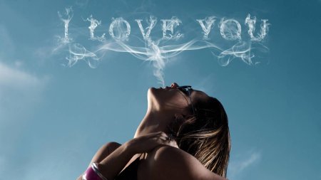 Девушка на фоне неба