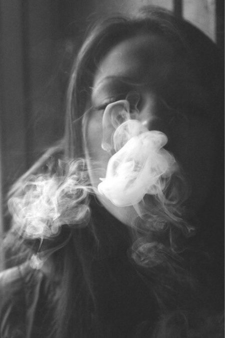 Девушка в дыму