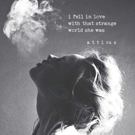 Девушка выдыхает дым