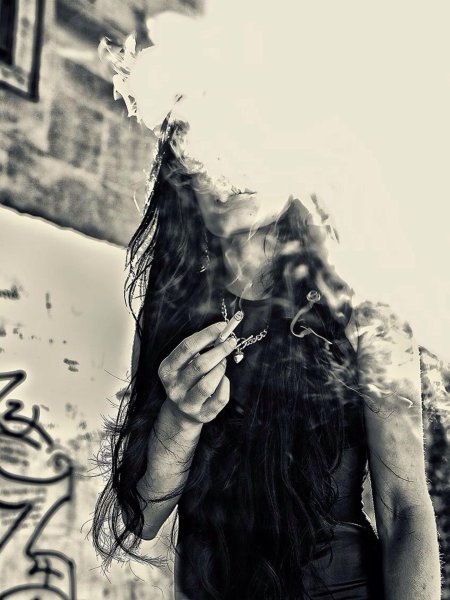 Девушка в дыму