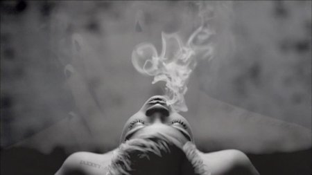 Девушка в дыму