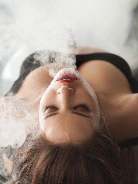 Девушка с кальяном