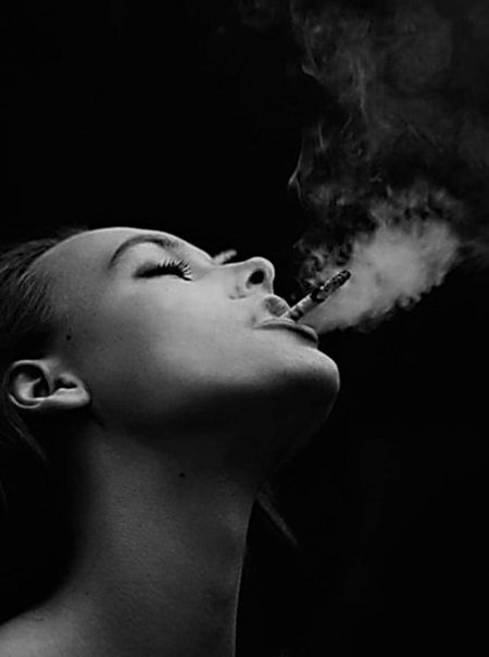 Девушка в дыму