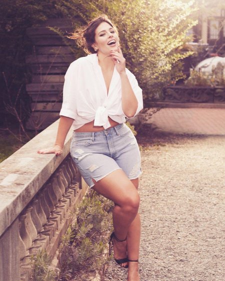 Эшли грэм в шортах