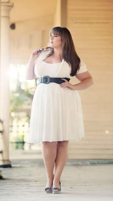 Полная девушка в платье