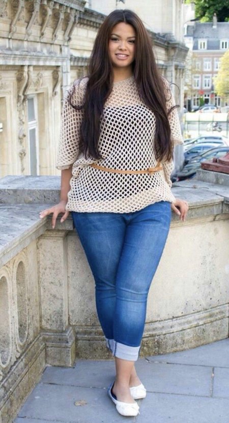 Красивая полненькая девушка