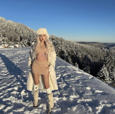 Красивая девушка зима